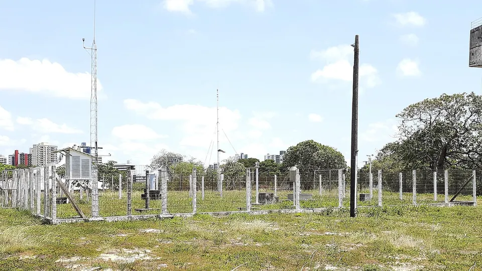 Estação meteorológica do Inmet instalada em área aberta no câmpus da UFRN, em Natal