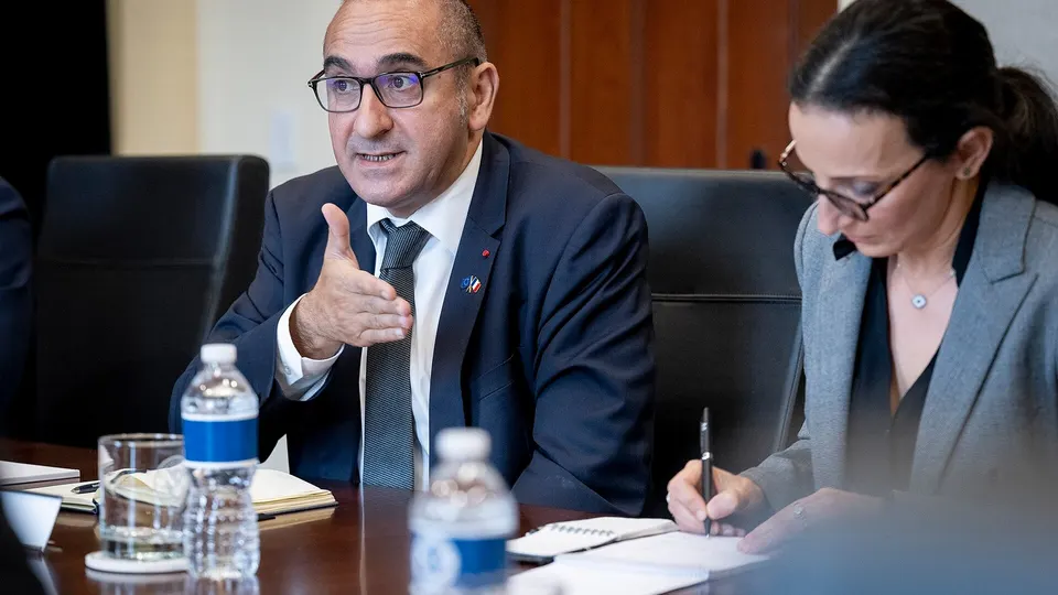 Laurent Nuñez, de terno, em reunião com o secretário de Segurança Interna dos EUA