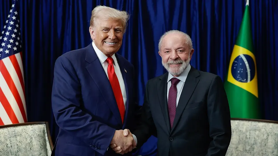 Lula de terno e gravata vermelha em encontro oficial com Donald Trump na Cúpula da ASEAN