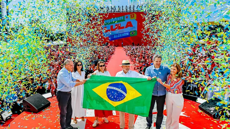 Lula discursa em palanque no lançamento de sua campanha, no Estádio da Vila Euclides