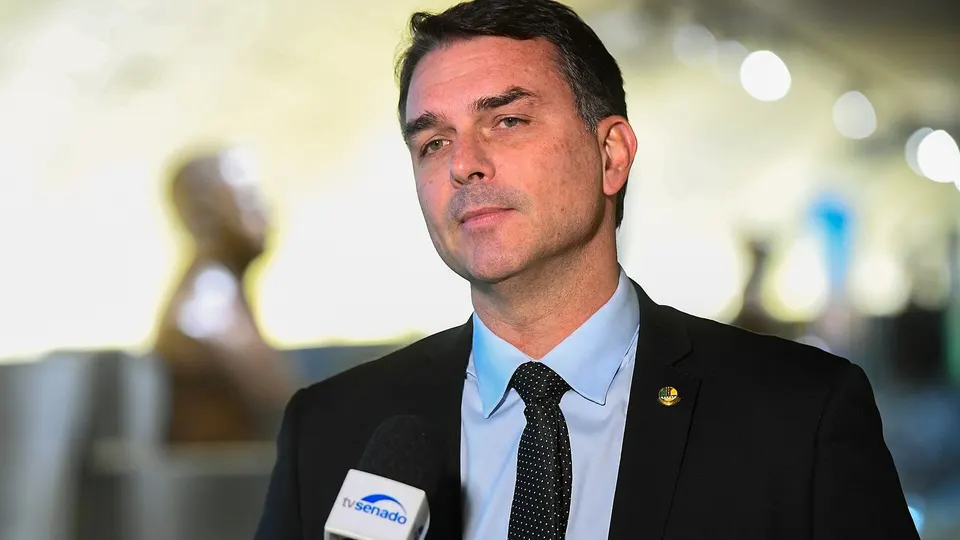 Senador Flávio Bolsonaro falando em entrevista, em plano horizontal