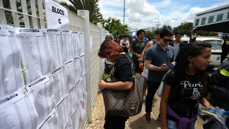 Estudantes aguardam a abertura dos portões de um local de prova do Enem